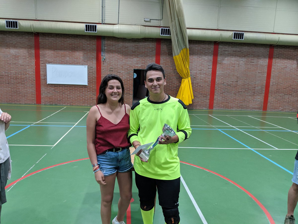 melgarfsala's tweet photo. #TorneoFutsalPeñas19 #24Horas #MelgardeFernamental Entrega de premios a los tres clasificados. https://t.co/j9gRVDSyYl