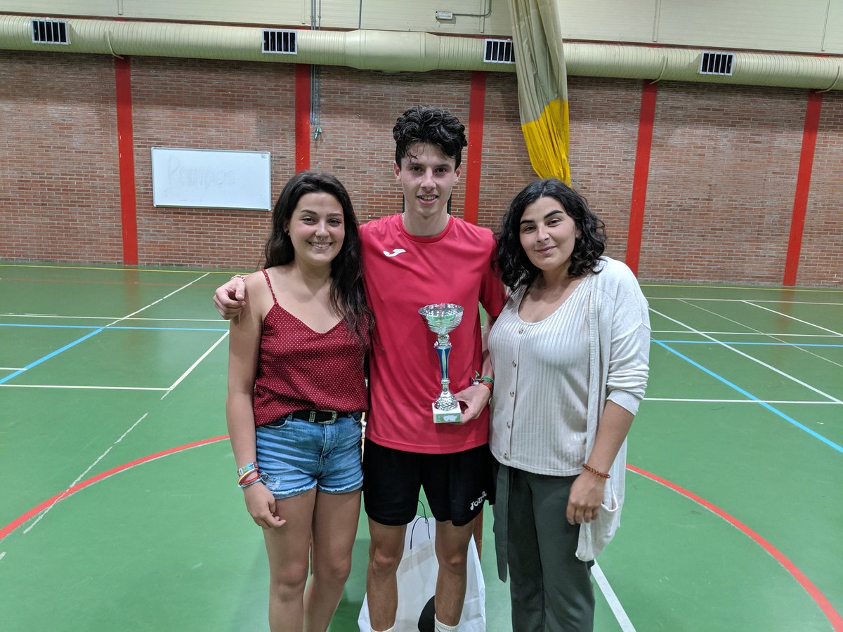 melgarfsala's tweet photo. #TorneoFutsalPeñas19 #24Horas #MelgardeFernamental Entrega de los premios al mejor jugador (Pablo) y mejor portero (Titi). https://t.co/YgA3VmLPtq