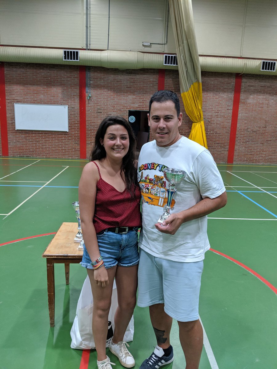 melgarfsala's tweet photo. #TorneoFutsalPeñas19 #24Horas #MelgardeFernamental Entrega de los premios al mejor jugador (Pablo) y mejor portero (Titi). https://t.co/YgA3VmLPtq
