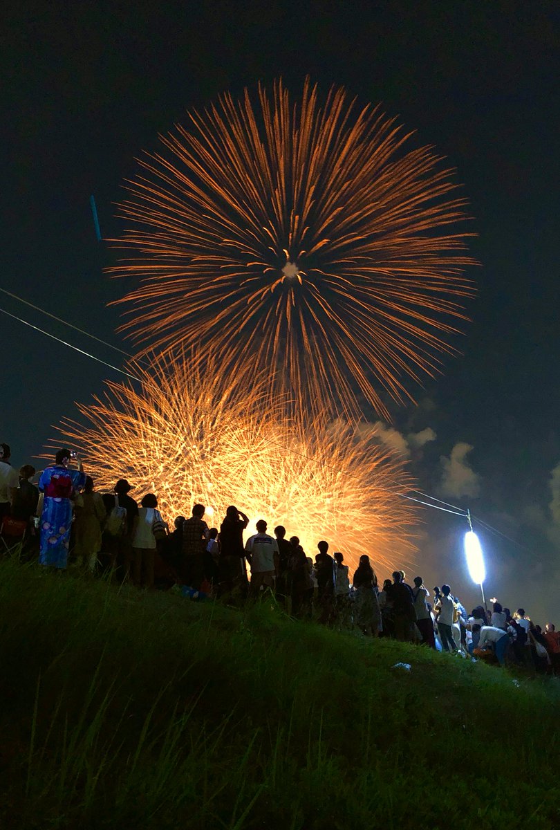 原っぱの土手に寝転がって見る花火は初めてだったけど中々良いものでした。
次はハイボールとか用意して行きたい? 