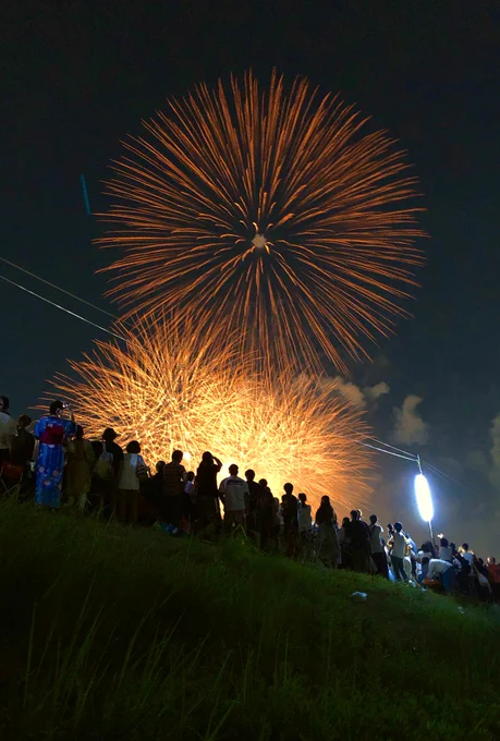 原っぱの土手に寝転がって見る花火は初めてだったけど中々良いものでした。
次はハイボールとか用意して行きたい? 