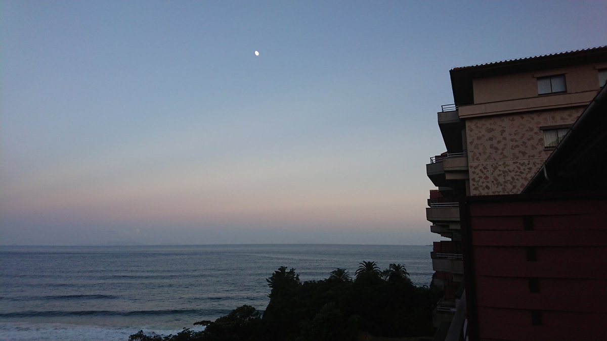 蟹江 智子 V Twitter 下田2日目 今日も雨は一滴も降らなかったし暑さもパナイけど 台風の影響で海は遊泳禁止です 龍宮窟という天井がハート型に空いた神秘の空間に行きました ハート型よくわからない 明日は草加に帰ります 龍宮窟 下田 海水浴