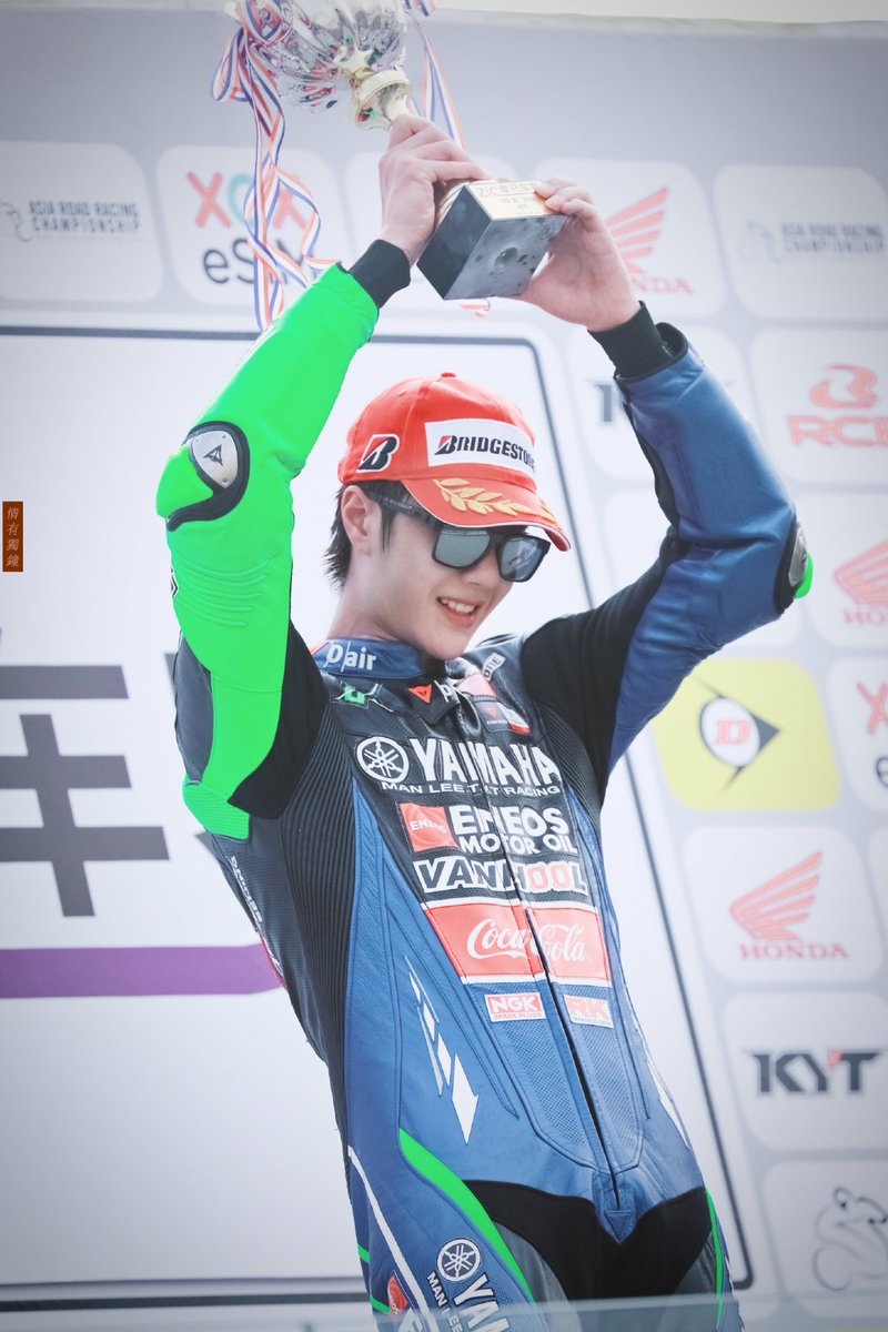 erispapav5's tweet photo. 💚🏍
🗣生活一定会眷顾不断努力の人，你做到了，你很棒🎖🎊🎊
#王一博
#WangYibo
#TRACER85

cr.logo https://t.co/ideT7U3jmI