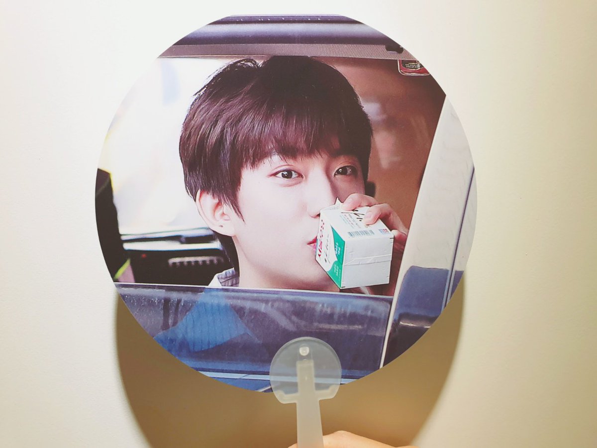 🐶💬
아이럽우유? 🥛 
아이러브유! 💙

-
지금까지 이런 부채는 없었다! (두둥)
바다건너서도 우유와 소보루빵 러브를 외치는 공찬이🤪
귀여우니까.. (부채로) 박제한다..😈

‼️ 2부 한정 ‼️
생일파티 2부 시작 전 나눔할게요.
기대해주세요🥰

#180cm의비결은 #우유였던가
#8년을1결같이4랑해 #쁠일