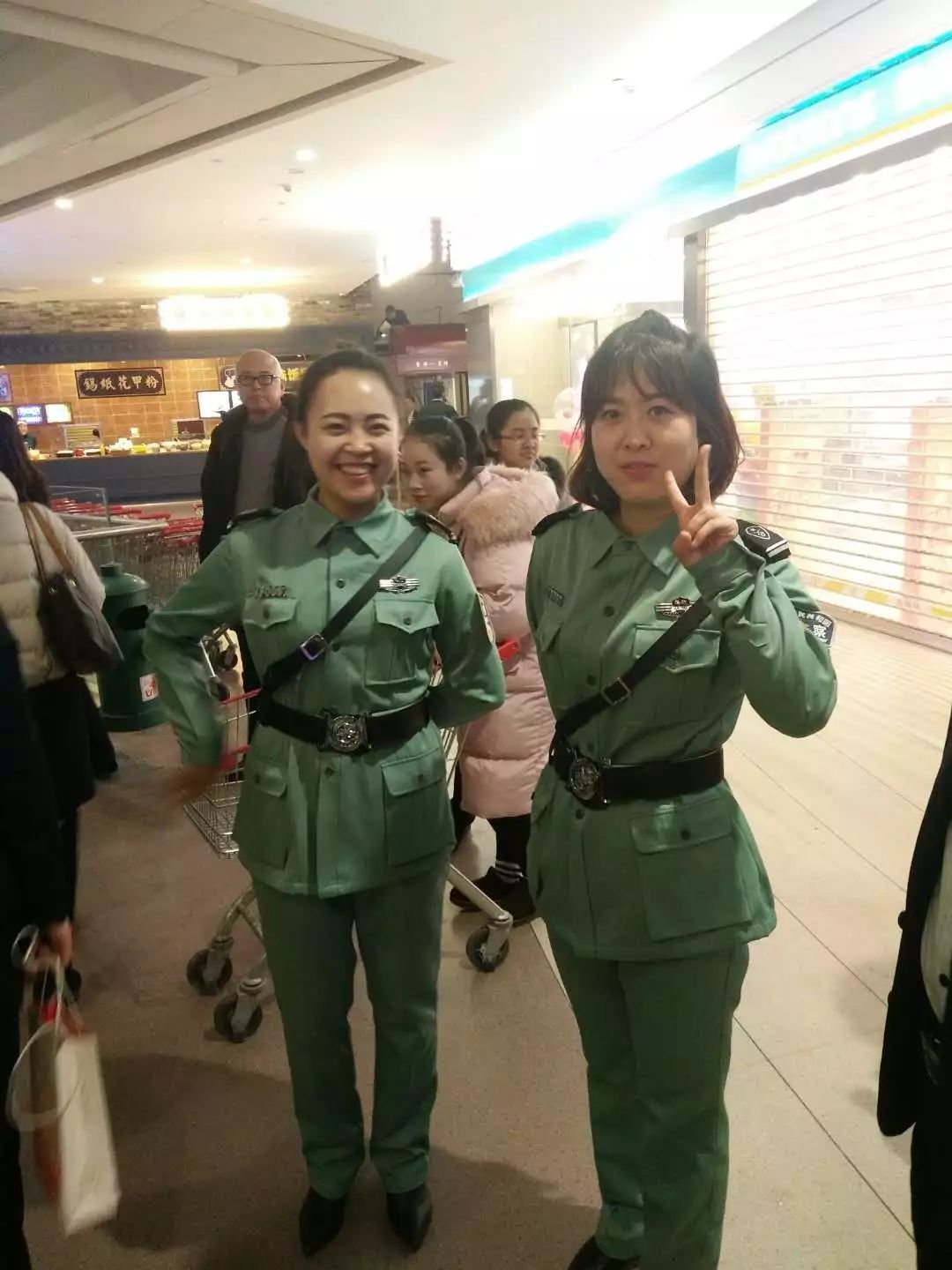 Abe 鴨髀 皇家香港警察舊軍裝被特區警察遺棄 但在中國武漢和吉林一些私人商區的保安員被發現穿了和舊制服很相似的服裝