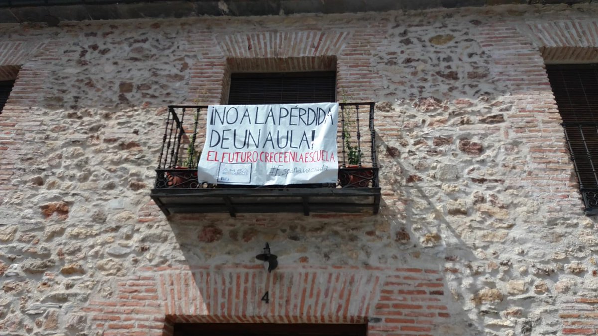 APADEVICA's tweet photo. Vecinos de Armuña y de Miguelañez (Segovia) dónde sus hijos acuden al colegio de Bernardos, sensibilizados con la perdida de un maestro en la escuela, volcados de manera incondicional. Por nuestros hijos, por nuestros pueblos. #VictimasEspañaVaciada
#EspañaVaciada https://t.co/kdRz3PCLAH