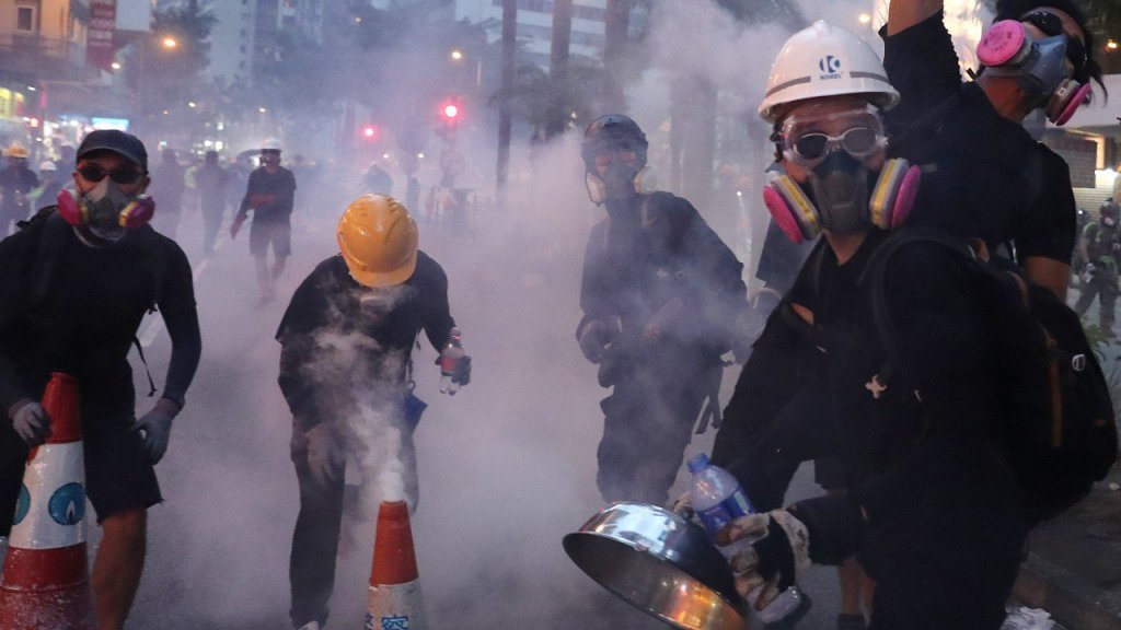 Hong Kong police ramp up force, firing tear gas inside Kwai Fong MTR station, as city rocked by more anti-government protest violence hongkonginformer.com/232187/hong-ko…