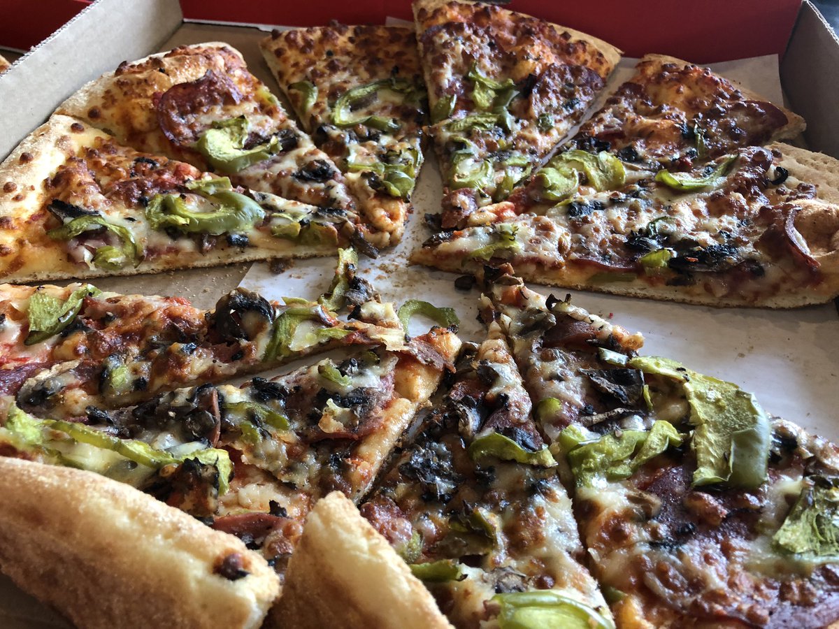 Les pizzas sont arrivées! Les petites sont sans gluten. On a aussi des vegan 🍕 #lunchtime
- - -
Pizzas has arrived! Gluten free for the small one. We’ve got some vegan too 😋