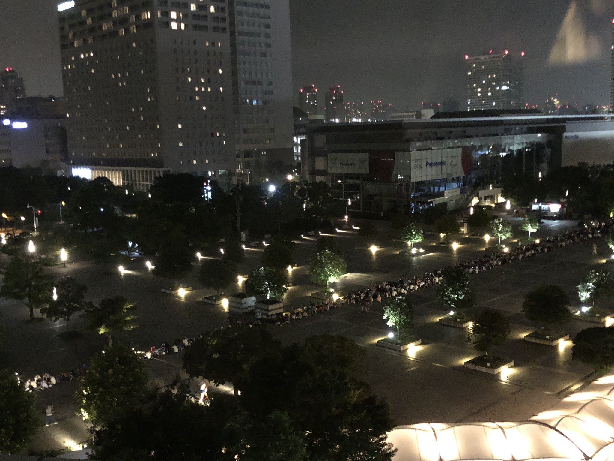 画像 深夜1時30分のコミケ4日目待機列 です Wん もう始発は出たのかな ˇwˇ これはもう駅付近まで伸びてるのかな コミケ コミケ待機 徹夜組 Htt まとめダネ