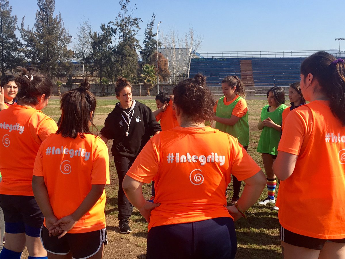 DeportesIndepe's tweet photo. Las chicas superpoderosas del rugby de Independencia reciben la visita de rugbista española Patricia Garcia quien se encuentra en Chile en gira de promoción del rugby como un deporte socio formativo. Ahora realizan clínica deportiva .@Muni_Indep @Duranbaronti @erafpil https://t.co/QYPNYogSLs