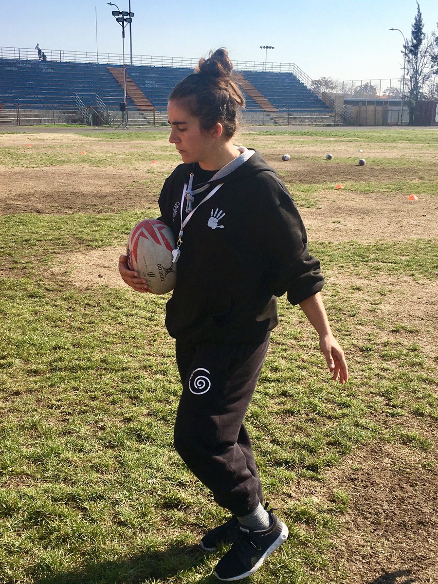 DeportesIndepe's tweet photo. Las chicas superpoderosas del rugby de Independencia reciben la visita de rugbista española Patricia Garcia quien se encuentra en Chile en gira de promoción del rugby como un deporte socio formativo. Ahora realizan clínica deportiva .@Muni_Indep @Duranbaronti @erafpil https://t.co/QYPNYogSLs