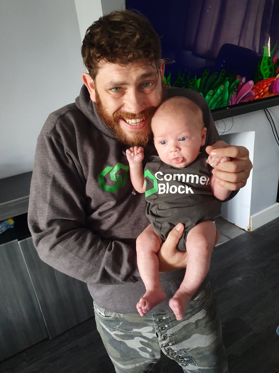 8 weeks old and already a fanboi of ninja #Mainstay Bitcoin Sidechains from CommerceBlock 🤓

Like father like Hud(son)!