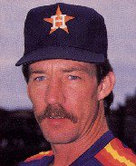 AstrosDaily's tweet image. 8/12/1996: Video: The #Astros' Danny Darwin plunks the Expos' Henry Rodriguez, starting a ten-minute brawl at Stade Olympique: youtube.com/watch?v=Z4EuOI… #Basebrawl