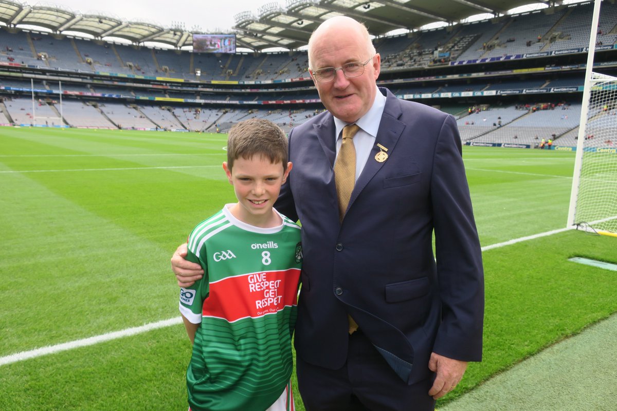 LimerickGAAzine's tweet image. Sean Gallahue, Anglesboro NS, with GAA President, John Horan in @CrokePark today for the @officialgaa / @INTOnews Cumann na mBunscol Respect Exhibition Go Games.
@LimerickCLG