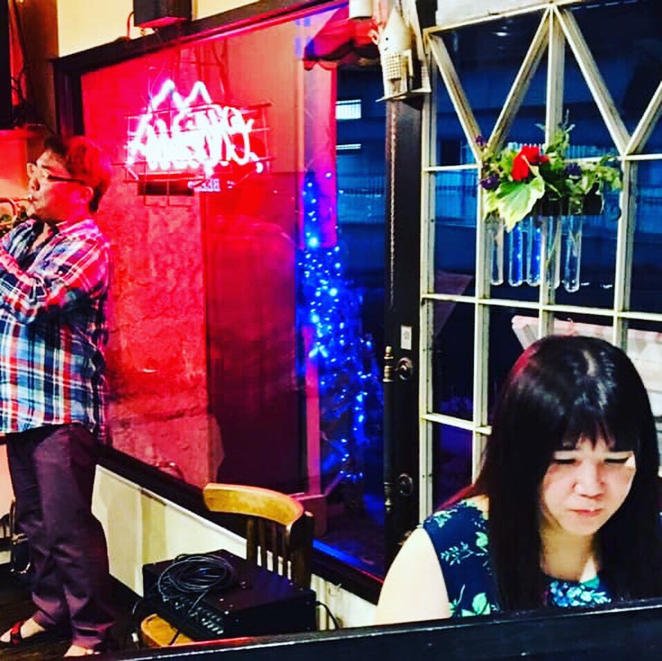 mitrabaduo's tweet photo. 【深雪 w/#ミトラバ 8/11(日)@奈良・平城カフェデミタス】
でした。楽しい時間。
CDも飛ぶように売れて、大感謝。
いい夜です。
#mitraba #松木理三郎 #trumpet #大山りほ #piano #深雪 #vocal #live #nara https://t.co/ca7hITHtri