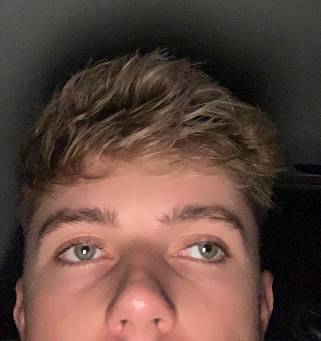 suncantwell's tweet photo. me watching the tca knowing i work tomorrow but i want to see @HRVY perform and win that :
My #TeenChoice for #ChoiceBreakoutArtist is @HRVY . https://t.co/MSol6UOP1q