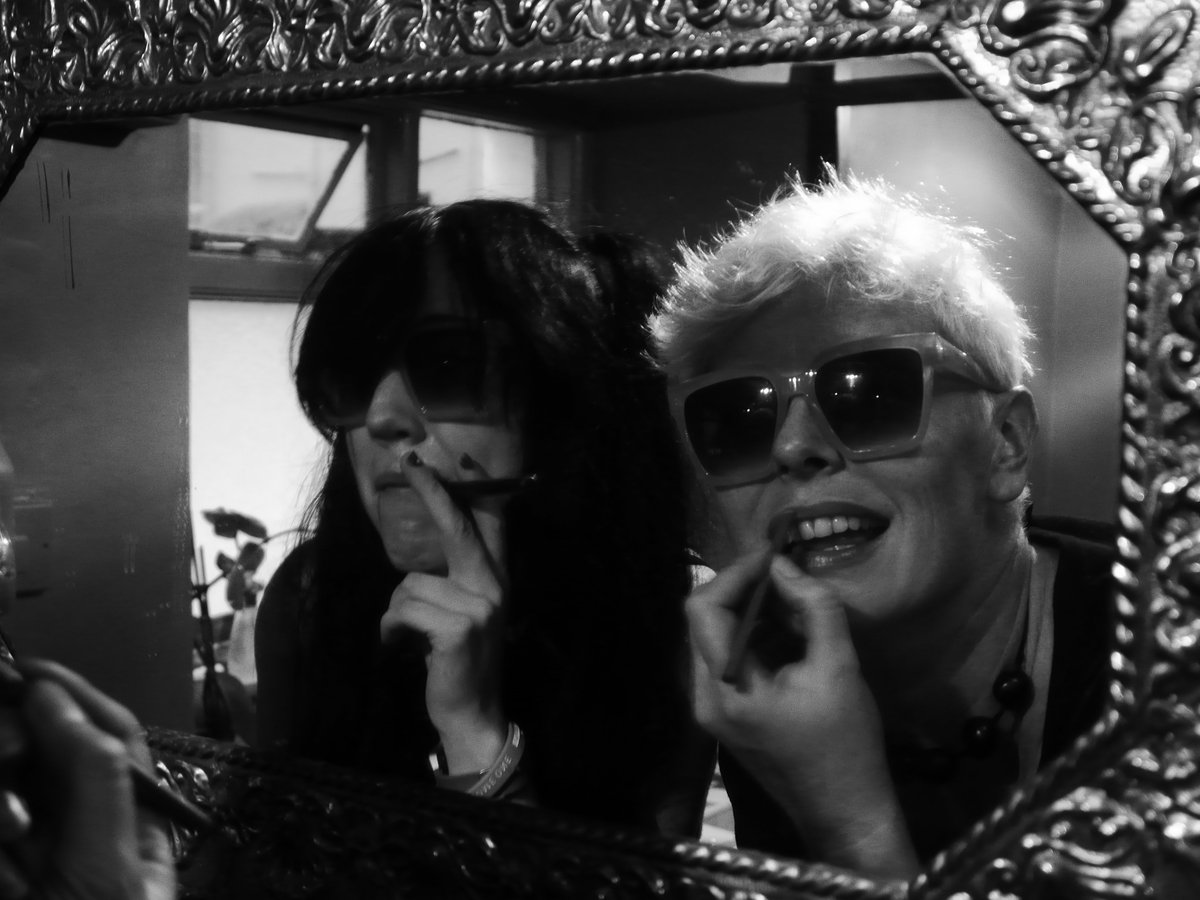 Quangettes sing on #BeYourself: "You don't need to paint yourself with make-up, you're ok exactly how you wake up," and then spend half an hr in the jacks arsing around with make up.  Hypocritical beee-atches.