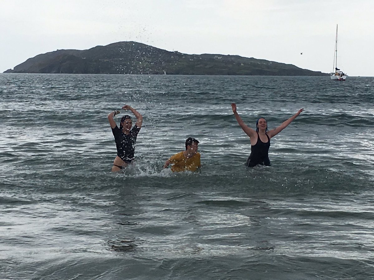 C_Tomlinson's tweet photo. This is what happens when you take some of @LIPALiverpool actors away on your @OTG_TheatreCo tour!! #quince #helena #francisflute @Elissa_C_Cooper @jessarmstrong99 @harrisunsmith #atlantic https://t.co/0s5WKQpb1w