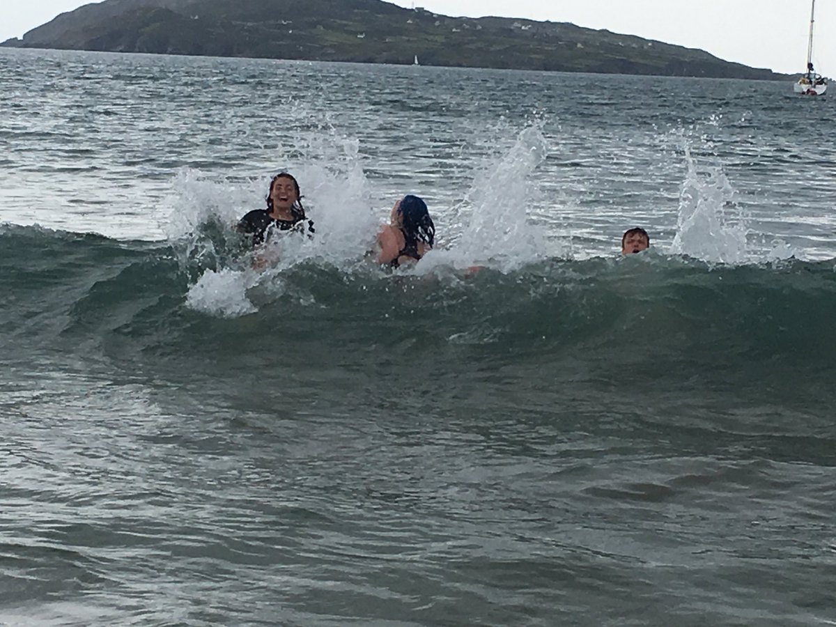 C_Tomlinson's tweet photo. This is what happens when you take some of @LIPALiverpool actors away on your @OTG_TheatreCo tour!! #quince #helena #francisflute @Elissa_C_Cooper @jessarmstrong99 @harrisunsmith #atlantic https://t.co/0s5WKQpb1w