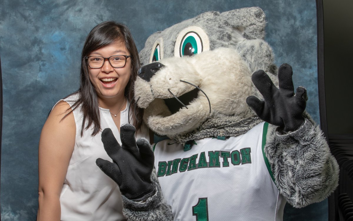 ExecMSinHealth's tweet photo. Fun fact! #Manhattan #health #systems #grad students only come to the main #Binghamton campus for their 3-day Orientation weekend. (Unless they want to come back to hang out with Baxter...) #BingPride @bing_watson @binghamtonu #NYC #NYCHSE 🎓⚕️🐻😺 https://t.co/I1xrXIU943