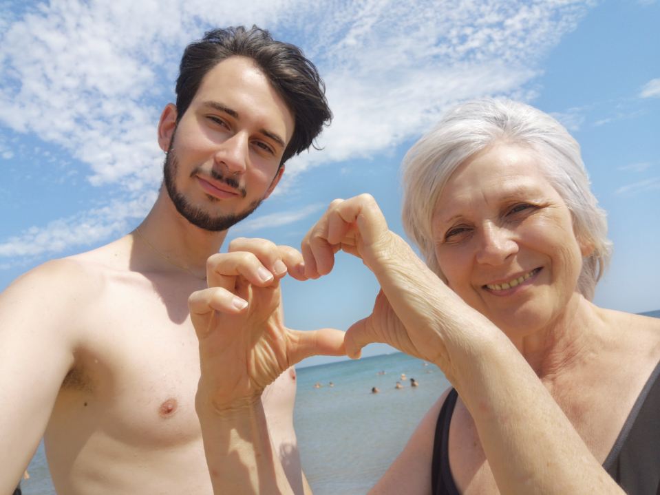 BaptisteMartin2's tweet photo. Ma mère déprimait alors aujourd'hui je l'ai amené à la mer. Ça faisait presque 15 ans qu'elle ne s'était pas baignée. Regardez comme elle rayonne tellement elle est heureuse. ☀️ https://t.co/auw5gcqIGO
