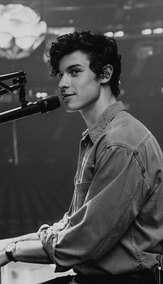 Mendes_Maniac83's tweet photo. So it's time to brighten up your timeline with some Shawn pics and to show him our unconditional love and support. 

If you see this and you are a true fan, you are obligated to retweet this and reply to it as often as you can. 

One #MTVHottest Shawn Mendes https://t.co/XOrJnC8reN