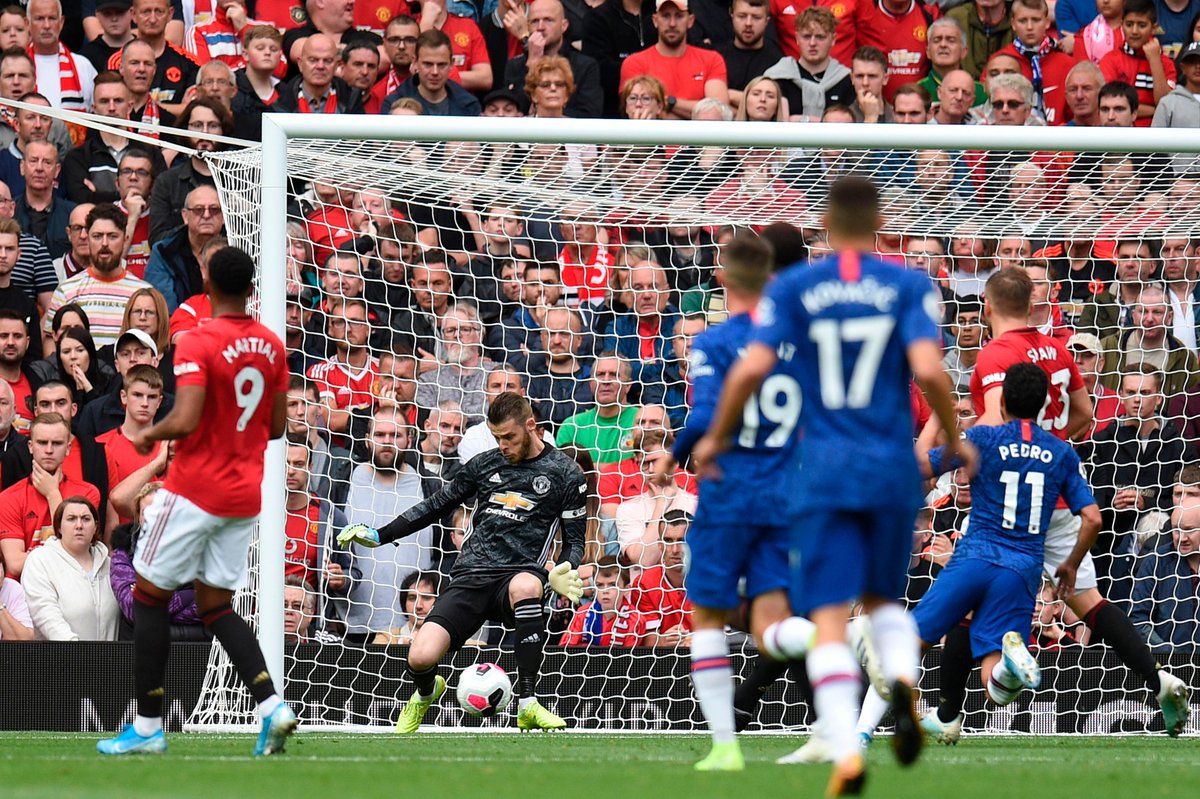 premierleague's tweet photo. HALF-TIME Man Utd 1-0 Chelsea

Rashford gives the hosts a slender lead in what’s been a frenetic opening half

#MUNCHE https://t.co/1QrodwFeHe