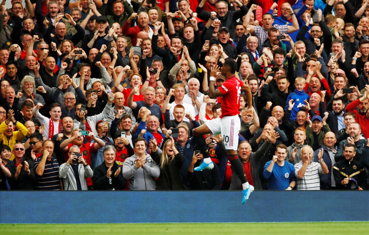 premierleague's tweet photo. HALF-TIME Man Utd 1-0 Chelsea

Rashford gives the hosts a slender lead in what’s been a frenetic opening half

#MUNCHE https://t.co/1QrodwFeHe