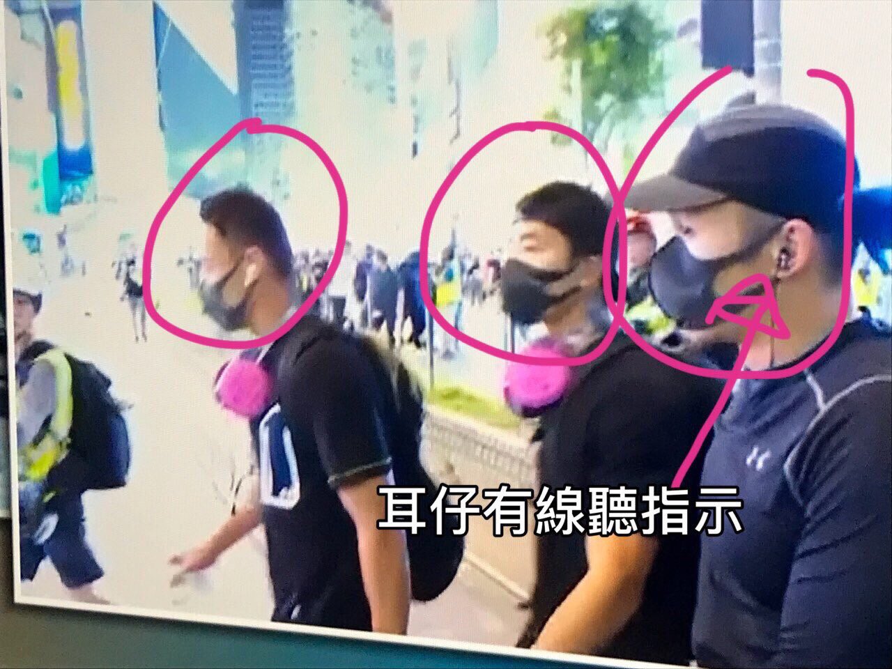 Twitter 上的 平野雨龍 Uryu Hirano 0811 私服警官がデモ隊に紛れてデモ参加者を連行しました 彼等は全員イヤホンをしておりました 今後仲間内での疑心暗鬼が予想されます T Co Bxwrlqqu8b Twitter