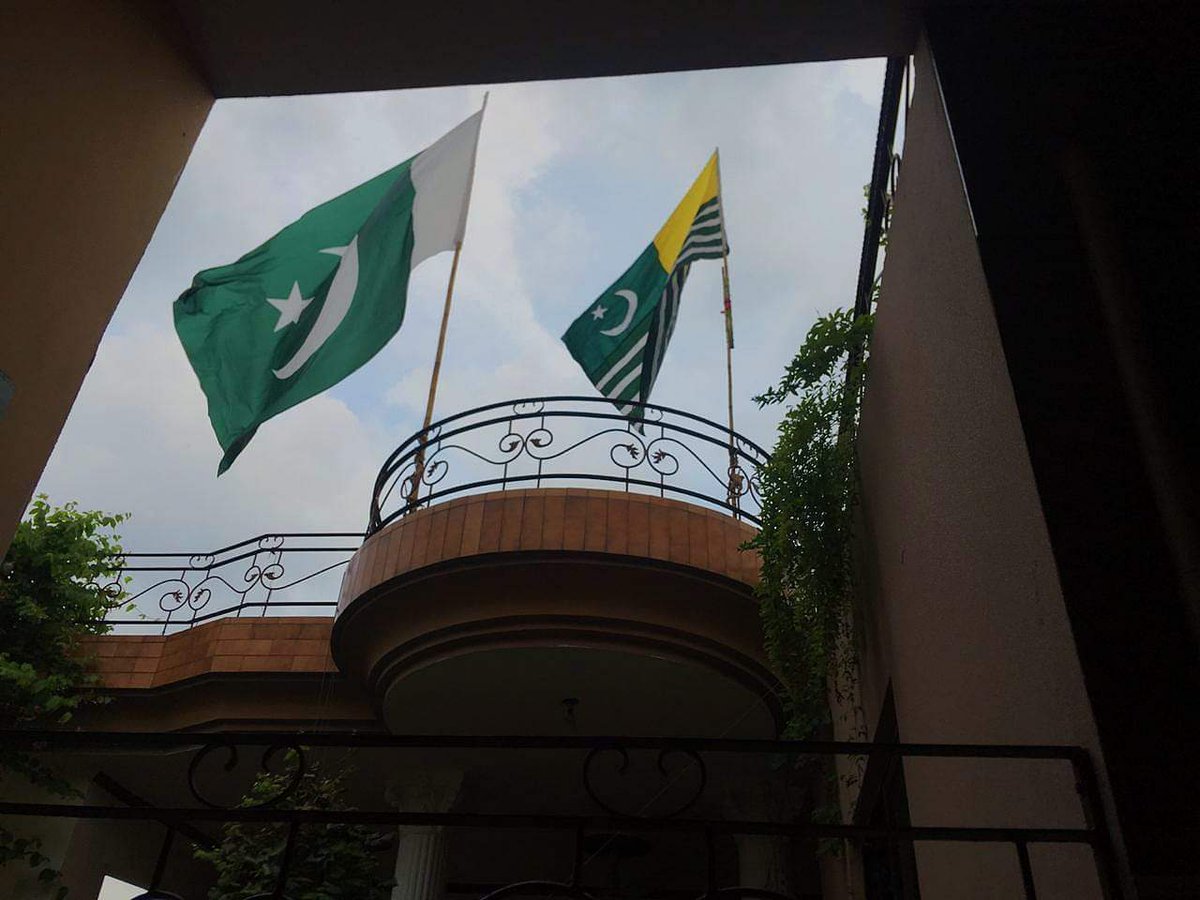 FIxhaq's tweet photo. میری تمام دوستوں سے گزارش ہے کہ 14اگست پر اپنے گھروں میں پاکستان کے پرچم کے ساتھ کشمیر کا پرچم بھی بلند کریں۔
کشمیر بنے گا پاکستان 
انشاءاللہ
I request all my friends to raise the Kashmir flag along with the Pakistani flag on August 14 in their homes
Kashmir will become Pakistan. https://t.co/UtGHIMAWiy