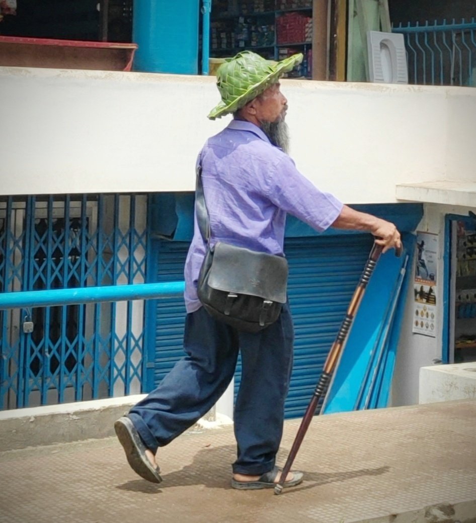 ambajamir's tweet photo. Noticed this man in #Dimapur. I was in a car stuck at a #trafficjam. I shouted out to him saying I like the hat. He says it is from palm leaves &amp; that he made it &amp; coolly walks on. @MSDESkillIndia should build upon such skills too. #LeafHat #TalentedNaga @WeTheNagas #Nagaland https://t.co/FEoe3eUhLR