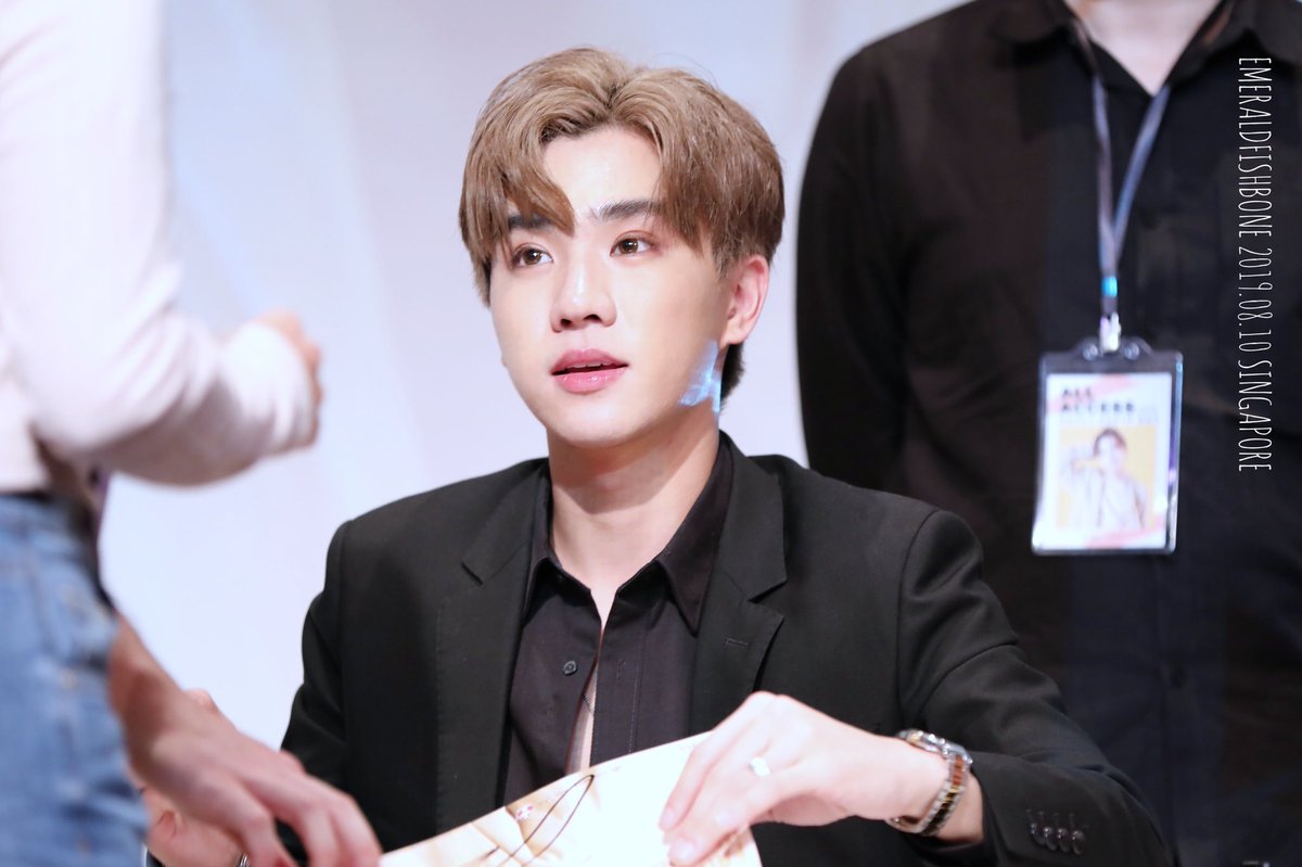 EmeraldFishBone's tweet photo. 20190810 Singapore FM

Do you see the ✨ ✨ in his eyes?

| Please DO NOT crop the logo.|

#รอยยิ้มของชูครีม
#พวกของเจื๋อ
#PerthTanapon
#HAPPYPERTHDAY
#PerthFMinSGxTaokaenoi https://t.co/XDWEHclR3X