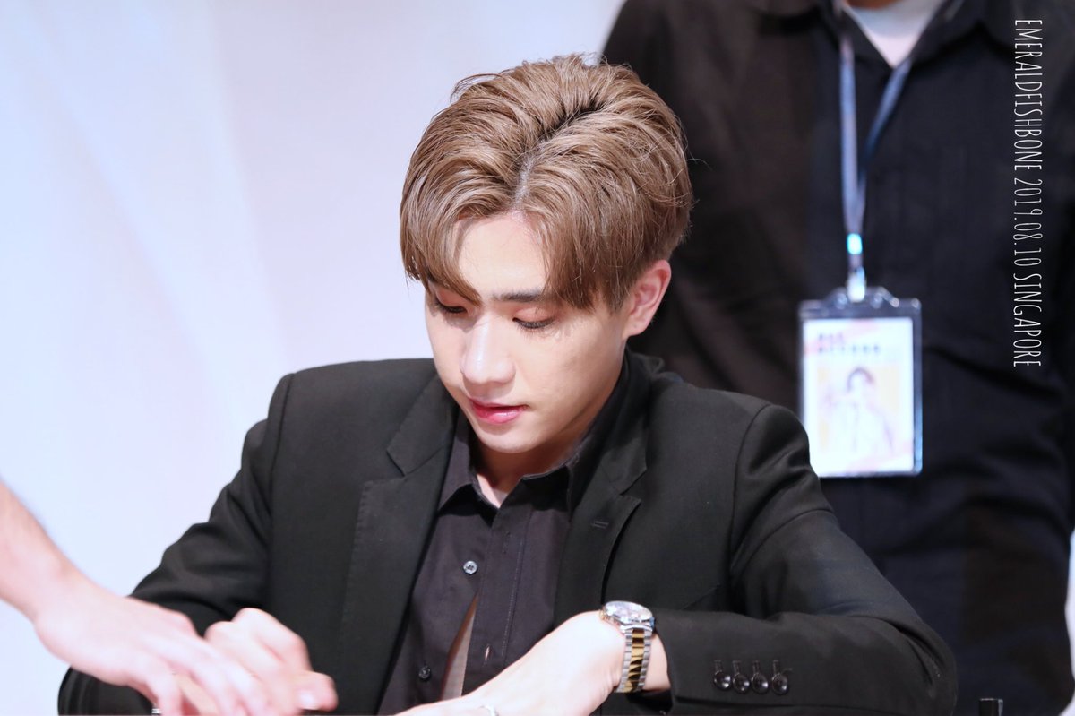 EmeraldFishBone's tweet photo. 20190810 Singapore FM

Do you see the ✨ ✨ in his eyes?

| Please DO NOT crop the logo.|

#รอยยิ้มของชูครีม
#พวกของเจื๋อ
#PerthTanapon
#HAPPYPERTHDAY
#PerthFMinSGxTaokaenoi https://t.co/XDWEHclR3X
