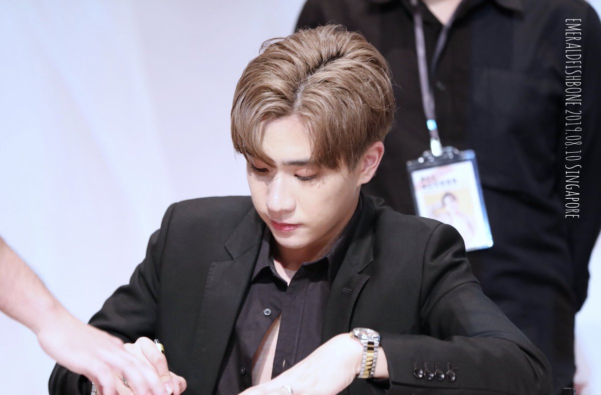 EmeraldFishBone's tweet photo. 20190810 Singapore FM

Do you see the ✨ ✨ in his eyes?

| Please DO NOT crop the logo.|

#รอยยิ้มของชูครีม
#พวกของเจื๋อ
#PerthTanapon
#HAPPYPERTHDAY
#PerthFMinSGxTaokaenoi https://t.co/XDWEHclR3X