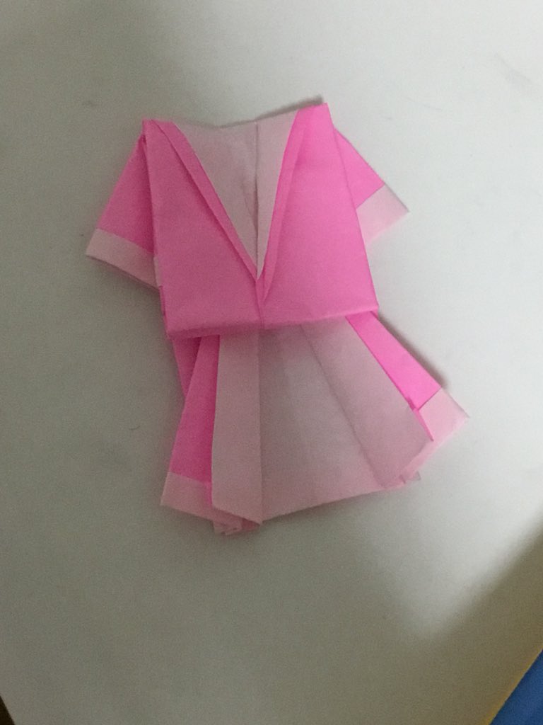 Smap大好き保育士 折り紙の宿題あるから 18枚 何折ろうか迷って 持ってる折り紙の本見てワンピース 作った 思ってたより簡単だった