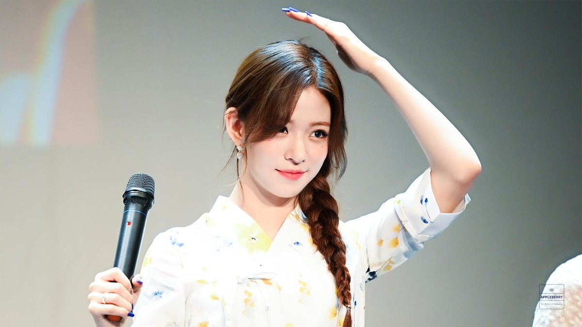 20000514_com's tweet photo. 190804 전주 팬싸인회 HQ

#채영 #프로미스나인 #LeeChaeYoung #fromis_9 https://t.co/u95IPpetzj