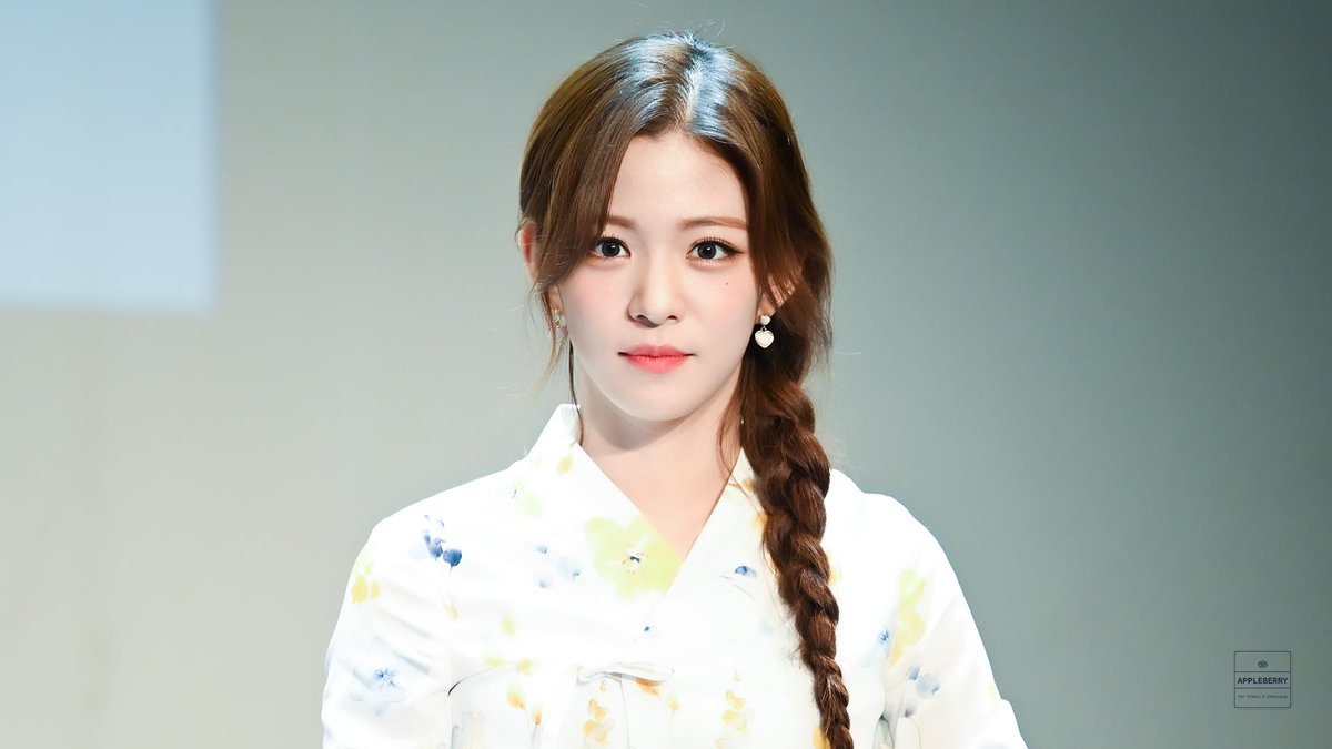 20000514_com's tweet photo. 190804 전주 팬싸인회 HQ

#채영 #프로미스나인 #LeeChaeYoung #fromis_9 https://t.co/u95IPpetzj