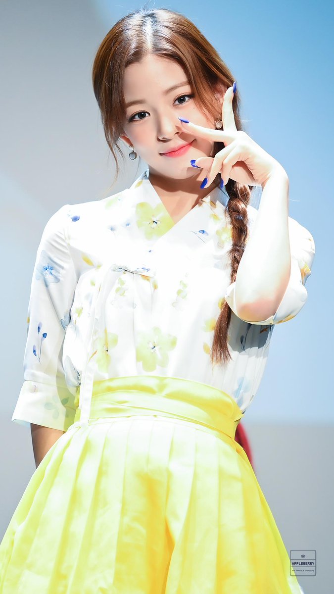 20000514_com's tweet photo. 190804 전주 팬싸인회 HQ

#채영 #프로미스나인 #LeeChaeYoung #fromis_9 https://t.co/u95IPpetzj