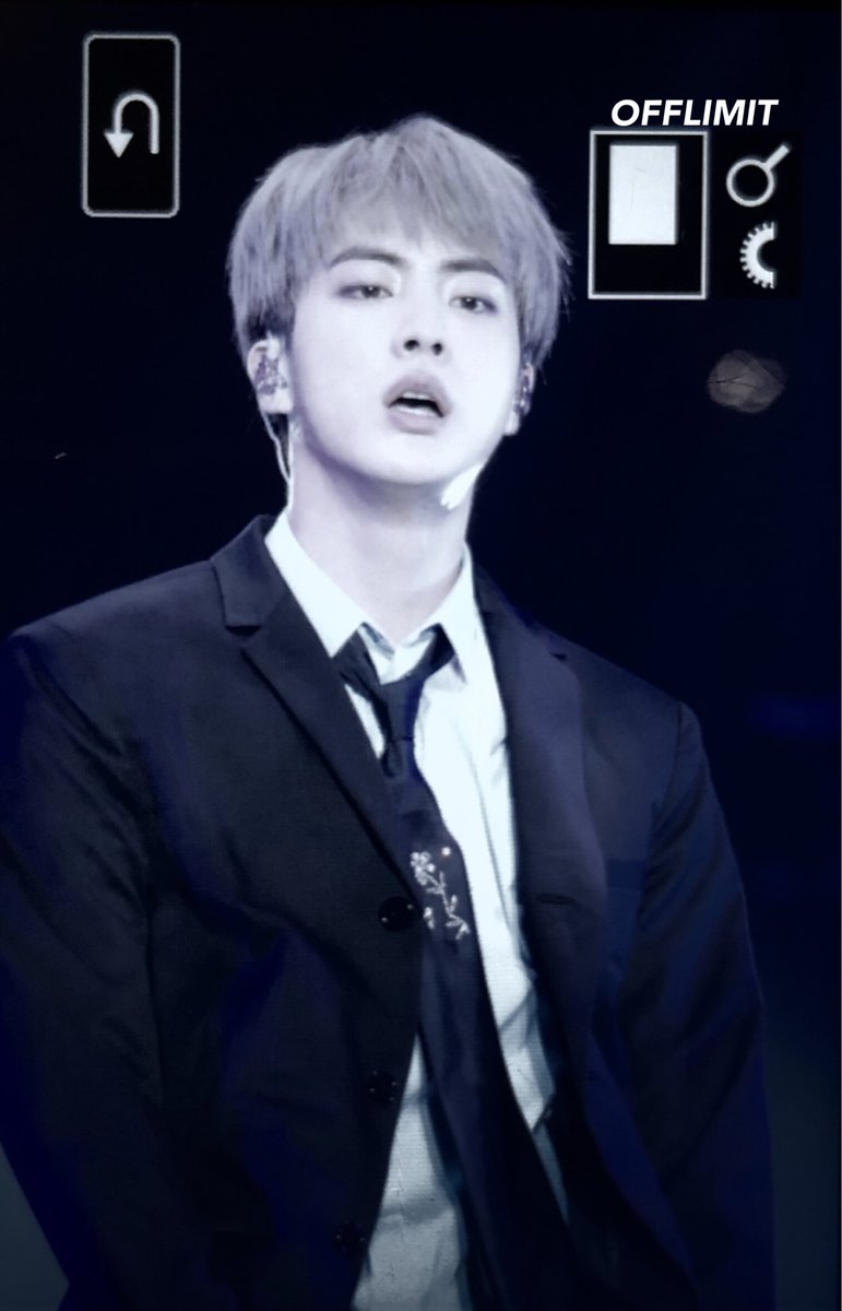 _offlimit_1204's tweet photo. 190811 롯데면세점 콘서트 냠
오늘의 멋짐은 석진이가 다했다😭😭😭 석진아 오랜만인데 넌 여전히 세상 멋있어❤️🥺🥰 #석진 #진 #jin @bts_twt https://t.co/q4y5mIDJ9l