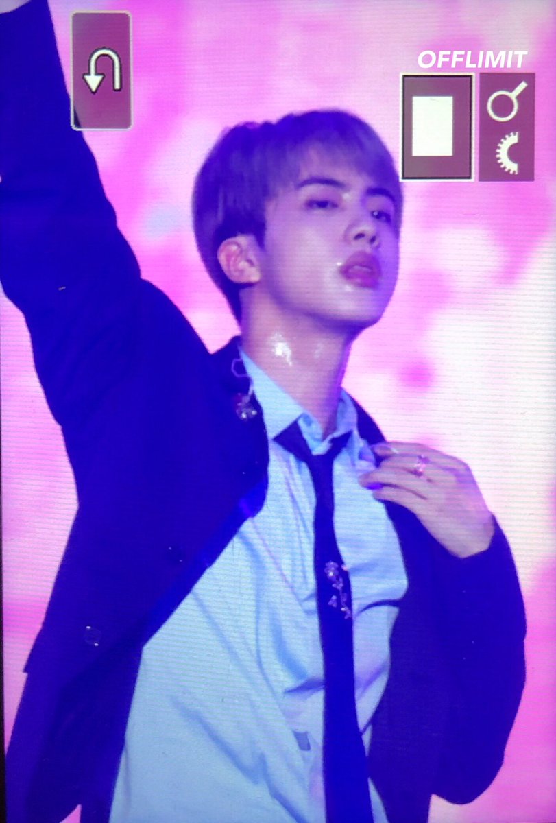 _offlimit_1204's tweet photo. 190811 롯데면세점 콘서트 냠
오늘의 멋짐은 석진이가 다했다😭😭😭 석진아 오랜만인데 넌 여전히 세상 멋있어❤️🥺🥰 #석진 #진 #jin @bts_twt https://t.co/q4y5mIDJ9l