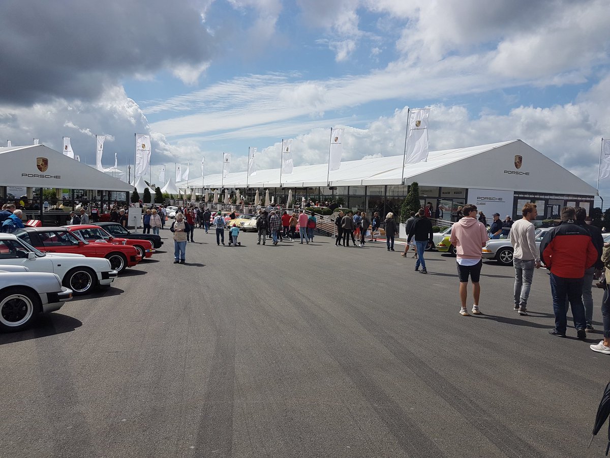 AvD_de's tweet photo. Beim 47. AvD-Oldtimer-Grand-Prix verfügt Porsche Classic mit seinen 16.000 Quadratmetern über das größte Areal auf dem Nürburgring!
#AvD #avdogp #avdoldtimergrandprix #historic #historiccars #motorsport #nuerburg #nuerburgring #ogp #oldtimer #porsche #porscheclassic #racing https://t.co/r7AUqCLNuy