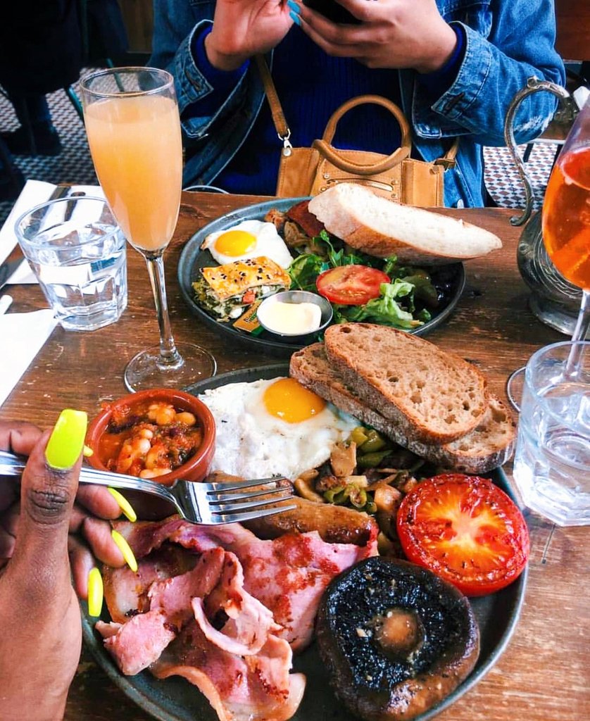 Don't hold back on self-indulgence today! That's what Sundays are for! 🍳🥓🥂#MediterraneanRestaurant #Dalston #Hackney #Terrace #Brunch | 📷 IG: breakfastlondon