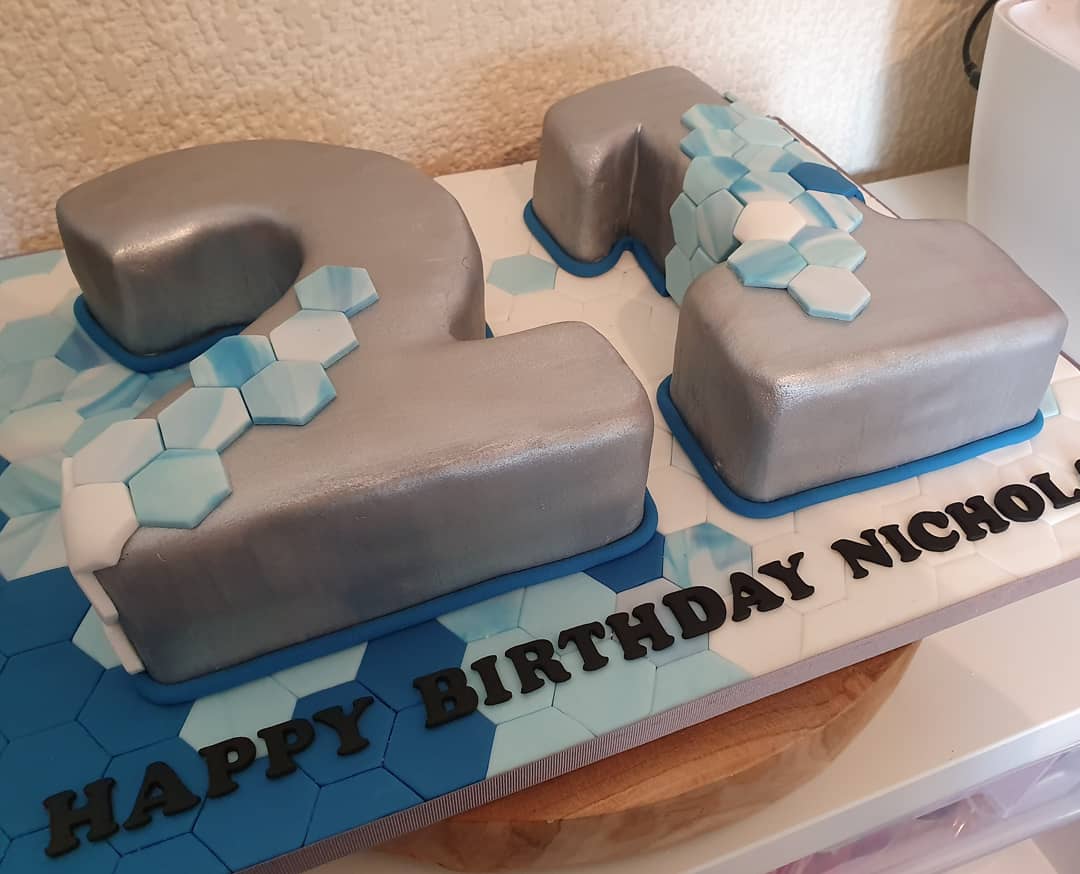 Twitter 上的Auntie Cake："Hexagon geometric 21st birthday cake  #auntiecakebakes #21stbirthdaycake #geometriccake #numbercake  #redvelvetcake #vanillacake #baking #cakedecorating #cakemaker #twentyone  https://t.co/bZ3pscGG8V" / Twitter