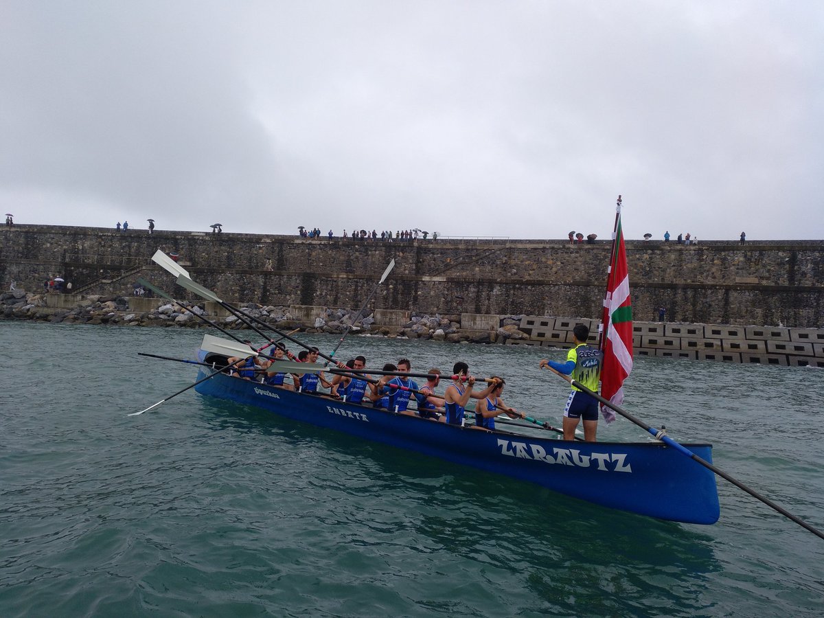 IribarArritxu's tweet photo. Zorionak Zarautz, ederra estropada Zumaian #KAE1 https://t.co/bnOpmmtghz