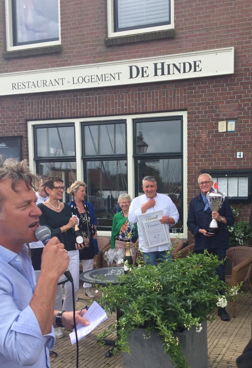 Ook dit jaar weer een groot succes! De verkiezing het bêste Fryske product! Deze keer farske Skieppetsiis, winnaar: de Zeekraal Terschelling. De Joop Braakhekke bokaal uitgereikt door de partner van Joop,Wim Nijkamp. Voorzitter Robèrt van Beckhoven, presentatie <a href="/reitsespanninga/">Reitse Spanninga</a>