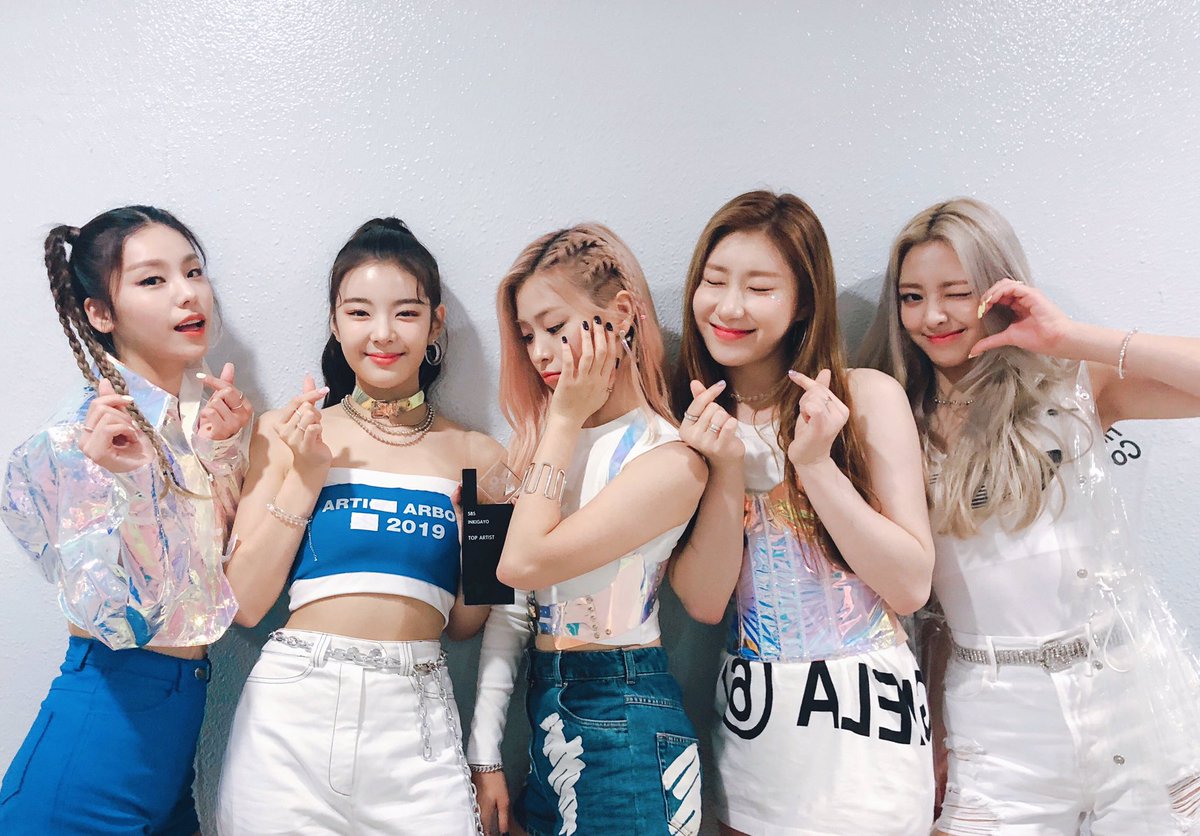 ITZYofficial's tweet photo. ✌️믿지 만나서 너무 좋았지✌️
인기가요 1위까지 가능하게 해준 우리 믿지 고마워요❤️ 오늘 하루도 수고한 믿지, 내일도 파이팅! 있지가 응원할게요!💕

#ITZY #있지
#ITzICY #ICY
#MIDZY #믿지 https://t.co/xbZejZmrWo