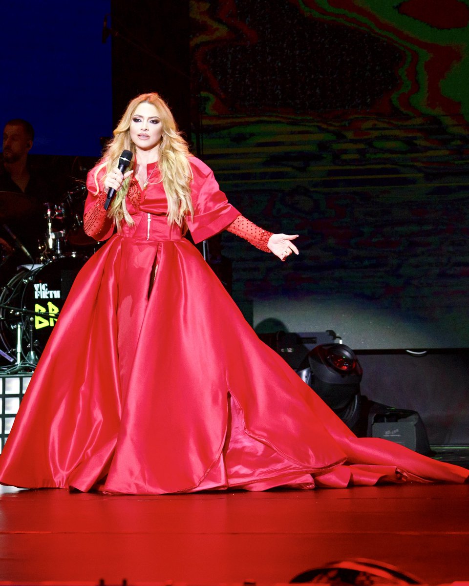 Hadise's tweet photo. Keyfimiz gıcır, e olsun o kadar! 💃🏼 #KaçılınÇokDarBizeBuralar https://t.co/N596v3Uqwk