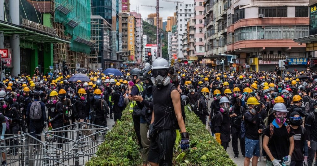 Hong Kong Protesters Clash with Police Amid Fears of Mob Violence – The New York Times hongkonginformer.com/232165/hong-ko…