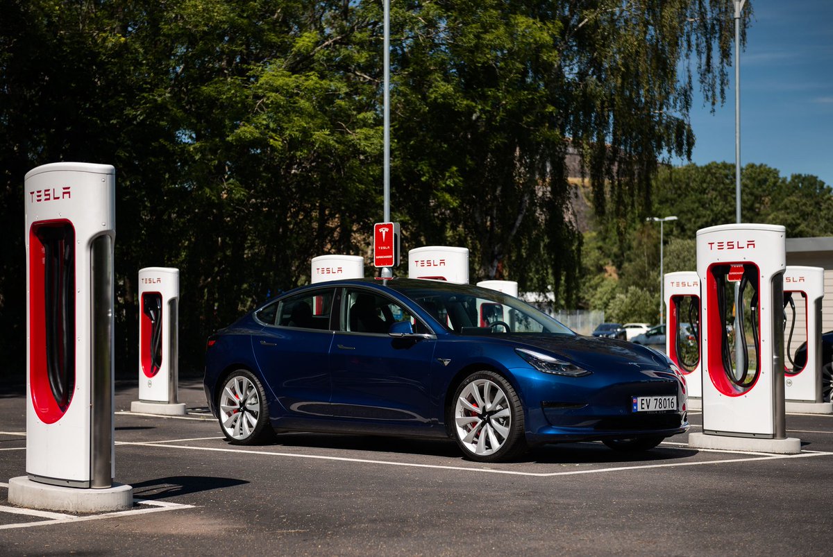 IgorStrlek's tweet photo. Superchargers make roadtrips much easier ⚡ #roadtrippin #tesla #teslamotors #teslamodel3 #teslamodel3performance #elonmusk #teslalife #electriccar #fastcar #carphotography #future #sweden https://t.co/jucmkbaEHb