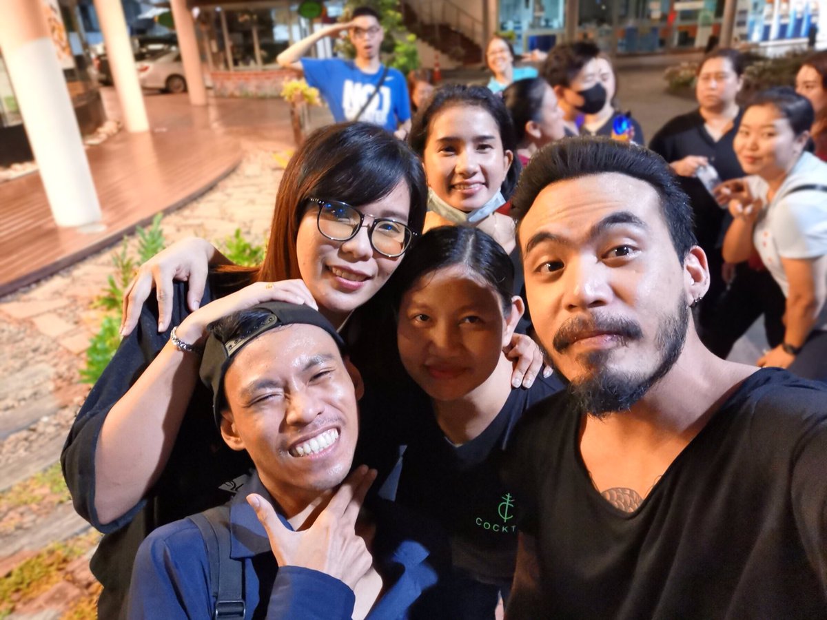 AmpAmpp's tweet photo. เซลฟี่นี้พี่เค้ารอดอยู่คนเดียวอีกแล้วอ่ะขะ🤣🤣 #chawcocktail #cheerscocktail #cheerscocktailfc #ampcct #เล่นด้วยหัวใจเสมอมา https://t.co/PkwUcAuZ02